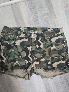 VENUS Green Camo Frayed Hem Jean Shorts